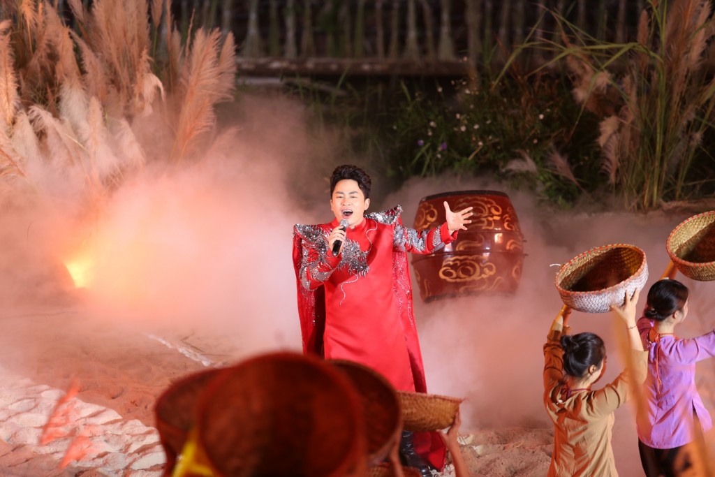 Ca sĩ Tùng Dương hát trên sân khấu bên sông Hồng