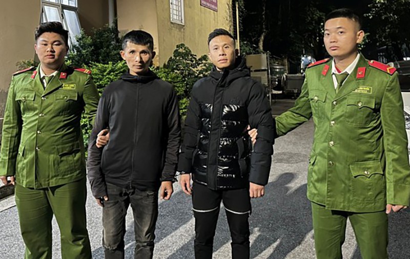 Công an huyện Gia Lâm bắt giữ hai đối tượng gây ra 2 vụ cướp dây chuyền của phụ nữ 