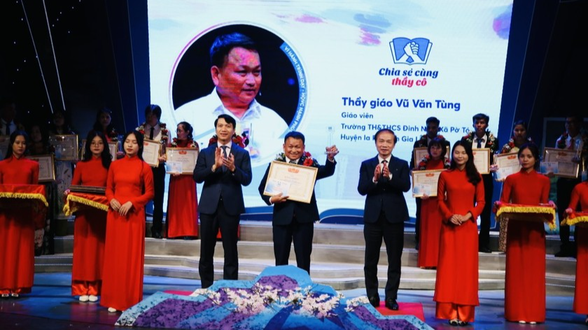 Thầy giáo Vũ Văn Tùng được Trung ương Hội Liên hiệp Thanh niên Việt Nam tuyên dương 