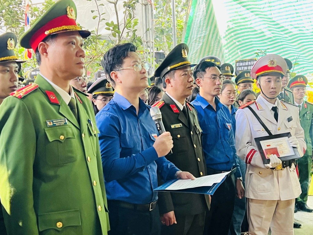 Hoàng Cẩm Thạch, Phó bí thư Tỉnh đoàn Hà Tĩnh công bố quyết định truy tặng Huy hiệu “Tuổi trẻ dũng cảm” cho đại úy Trần Trung Hiếu