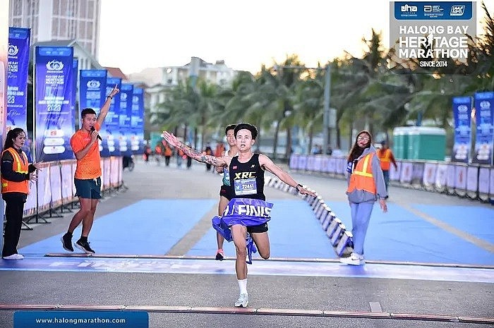 Tuyển thủ quốc gia Nguyễn Trung Cường về nhất nội dung bán marathon nam (21km).