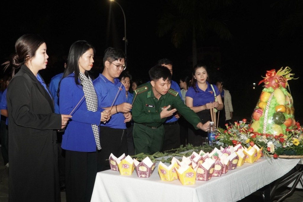 Đoàn viên, thanh niên TP Đà Nẵng dâng hoa, thắp hoa đăng tưởng niệm các nạn nhân tử vong do tai nạn giao thông tại Công viên Thanh niên (ảnh Đ.Minh)