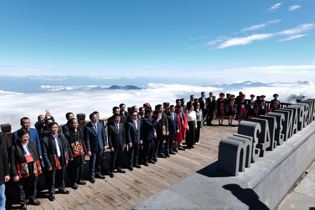 Lãnh đạo địa phương cùng tập đoàn Sun Group thực hiện nghi lễ thượng cờ tại đỉnh thiêng Fansipan.