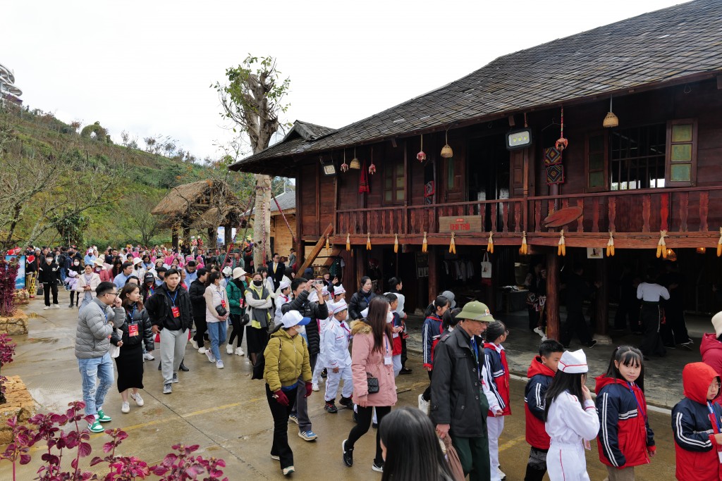 Đông đảo khách mời và du khách cùng tham dự sự kiện kỷ niệm 10 năm xây dựng cáp treo Fansipan