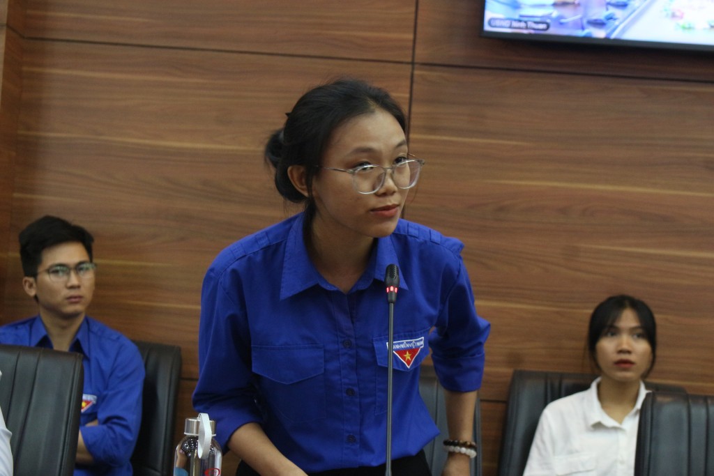Trần Thanh Trang, sinh viên Trường ĐH Nông Lâm TP Hồ Chí Minh phân hiệu tại Ninh Thuận, đưa ra ý kiến với lãnh đạo UBND tỉnh Ninh Thuận
