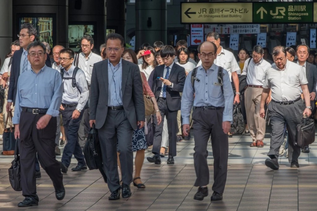 Công nhân cổ trắng Nhật Bản tại một nhà ga xe lửa ở Tokyo. Tổng cộng có 2.968 người ở Nhật Bản chết vì karoshi vào năm ngoái, tăng so với 1.935 vào năm 2021. Ảnh: Shutterstock