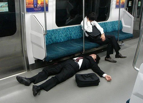 Người đàn ông ngủ gục trên tàu điện ngầm sau khi tan ca. Ảnh: ROCKET NEWS24