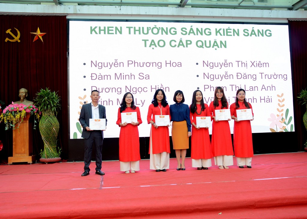 Tiểu học Vĩnh Tuy vinh dự đón nhận bằng khen của UBND TP Hà Nội