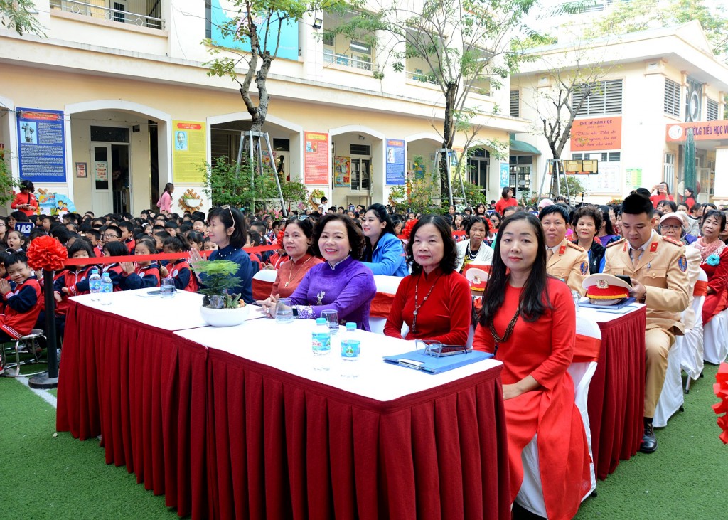 Tiểu học Vĩnh Tuy vinh dự đón nhận bằng khen của UBND TP Hà Nội Tiểu học Vĩnh Tuy vinh dự đón nhận bằng khen của UBND TP Hà Nội