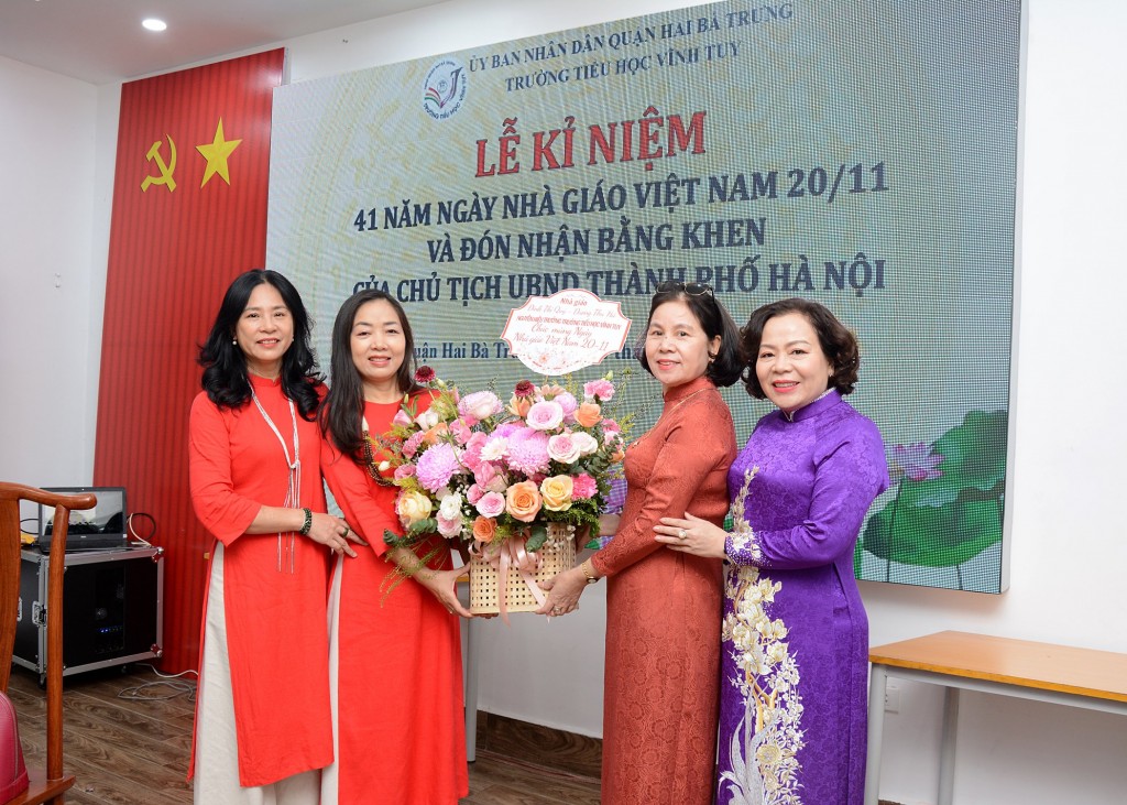 Nguyên Hiệu trưởng trường Tiểu học Vĩnh Tuy đón nhận Tri Ân nhân ngày Nhà Giáo 20/11/2023 từ Ban Giám Hiệu đương nhiệm