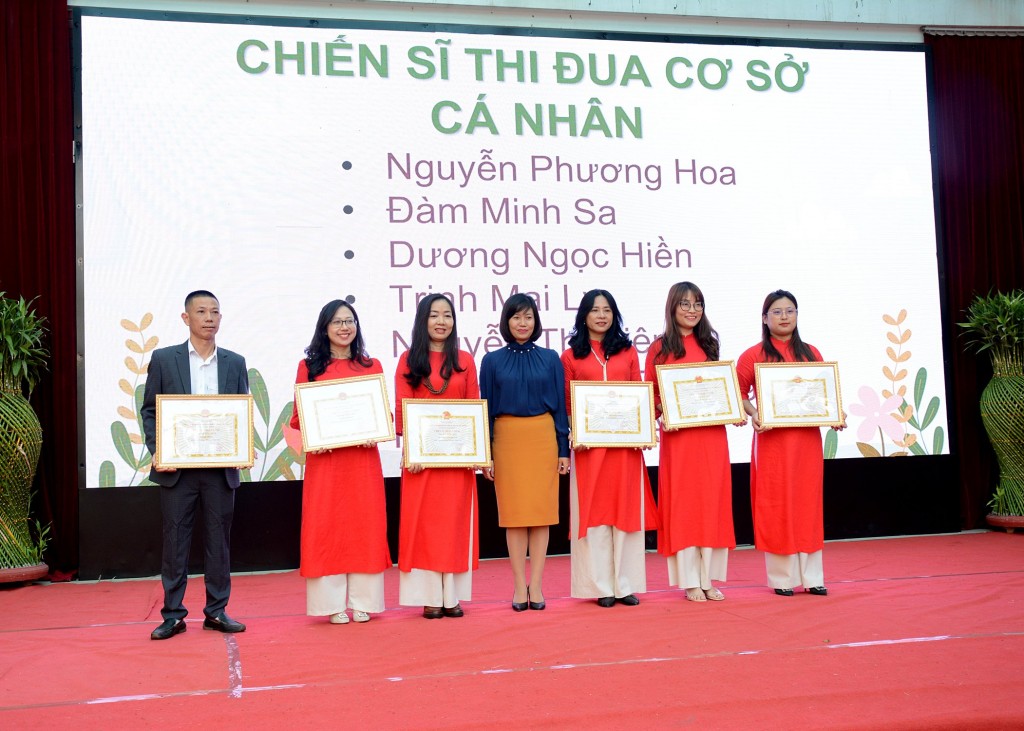 Tiểu học Vĩnh Tuy vinh dự đón nhận bằng khen của UBND TP Hà Nội