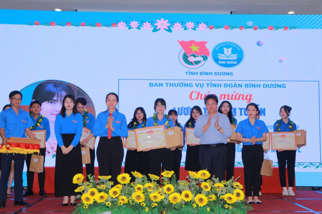 Bình Dương vinh danh giáo viên, giảng viên trẻ tiêu biểu