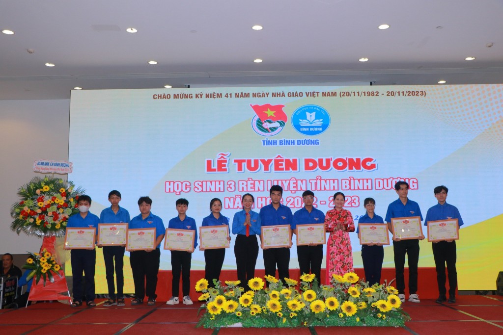 Tuyên dương học viên khối trung cấp chuyên nghiệp đạt danh hiệu “Học sinh 3 rèn luyện”