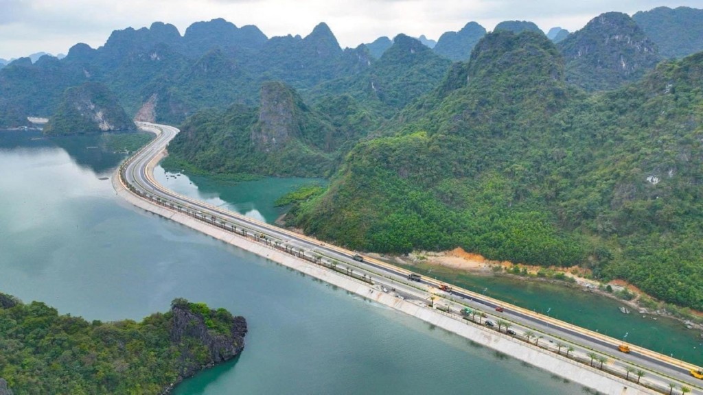 Cung đường bao biển Hạ Long - Cẩm Phả - một trong những tuyến đường du lịch ven biển đẹp và hiện đại nhất miền Bắc