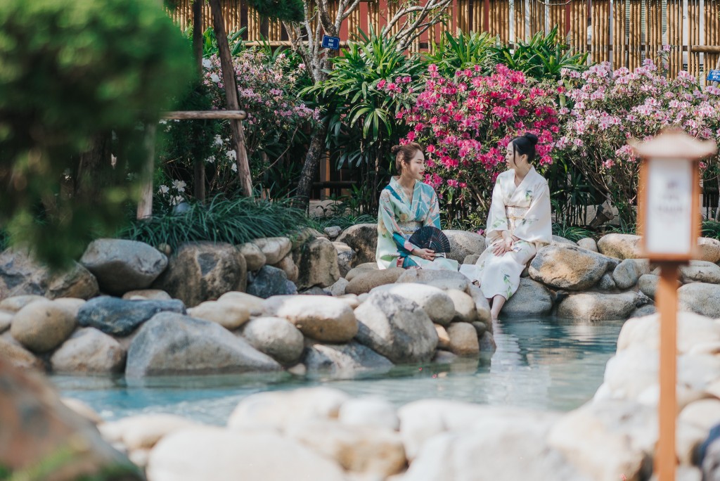 Du khách không nên bỏ qua trải nghiệm tắm khoáng nóng tại Yoko Onsen Quang Hanh nằm cách trung tâm Cẩm Phả 15km