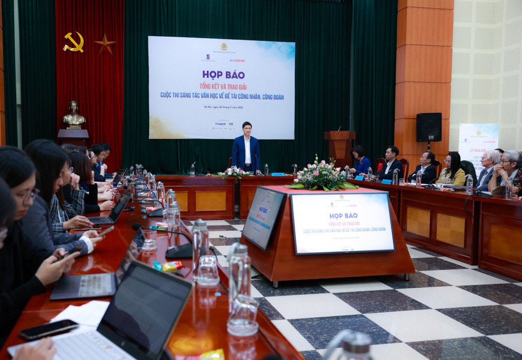 Toàn cảnh họp báo. 