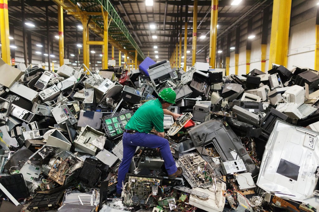Hàng năm, hàng triệu tấn rác thải điện tử bị thải ra môi trường (Ảnh: Reuters)