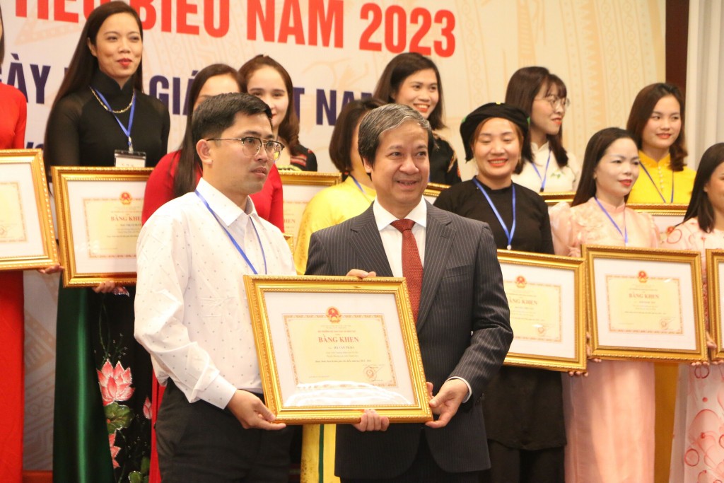 Bộ trưởng Bộ Giáo dục và Đào tạo Nguyễn Kim Sơn trao bằng khen cho thầy giáo Hà Văn Thạo
