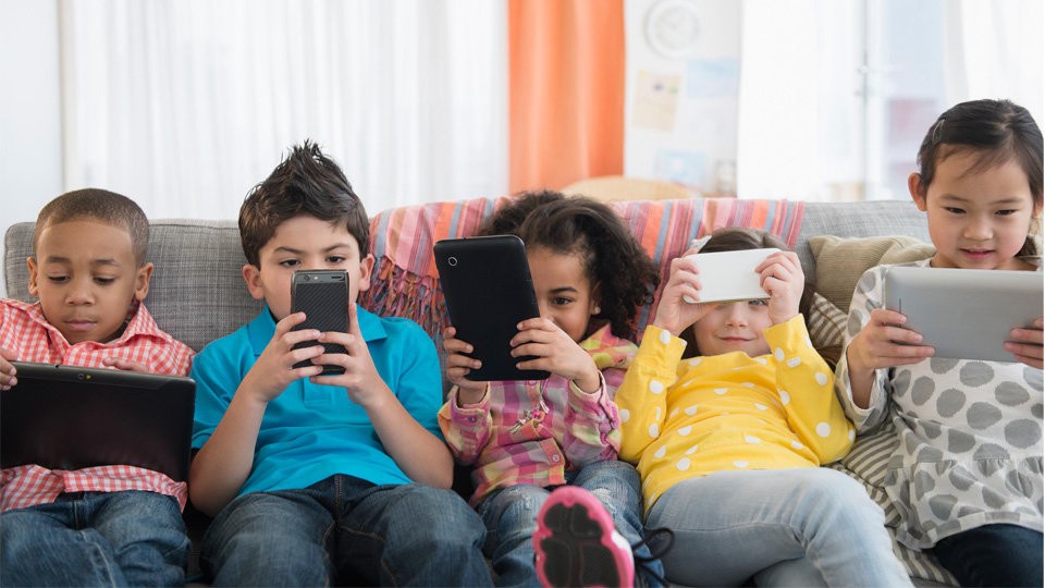 Nhiều đứa trẻ dành hàng giờ đồng hồ để lướt mạng hoăc chơi điện tử