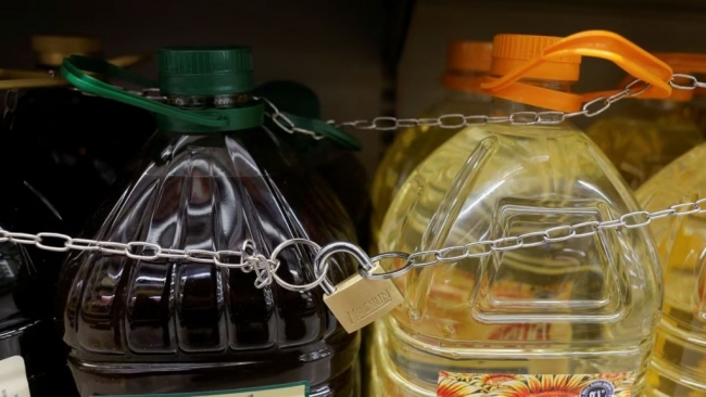 Tây Ban Nha: Các chai dầu ô liu bị khóa để chống trộm