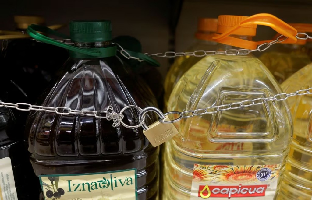 Những chai dầu ô liu bị khoá lại để chống nạn trộm cắp tại Tây Ban Nha (Ảnh: Reuters)