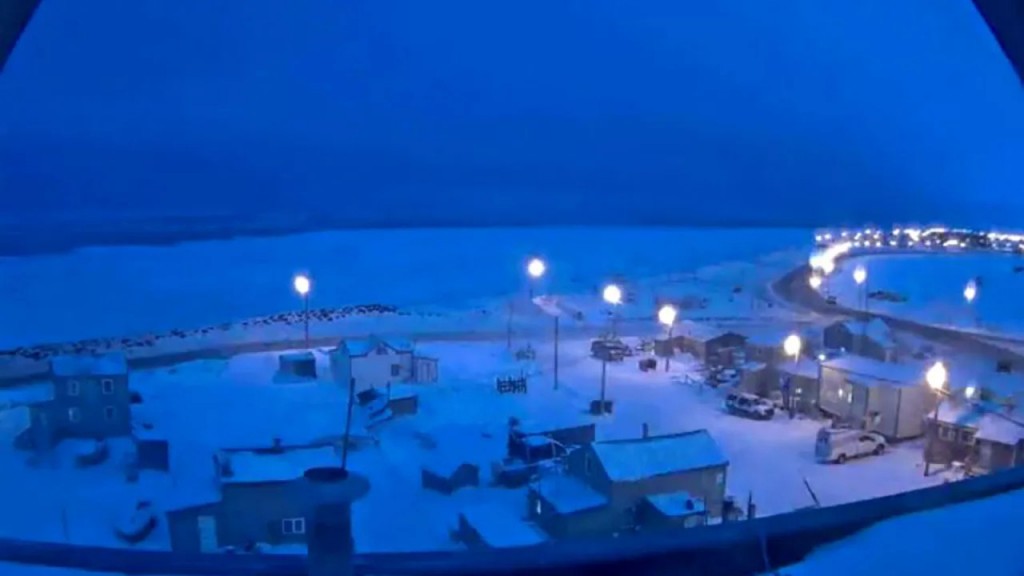 Từ giữa tháng 11, thị trấn Utqiagvik ở cực Bắc nước Mỹ bước vào “đêm vùng cực” với hơn 2 tháng không có ánh mặt trời (Ảnh: Reuters)