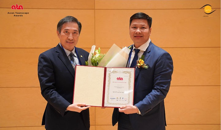 Chủ tịch UBND TP Tuy Hòa Cao Đình Huy (phải) nhận giải Cảnh quan đô thị châu Á năm 2023 cho công trình quảng trường Tháp Nghinh Phong, được tổ chức tại Hàn Quốc. Ảnh- CTV
