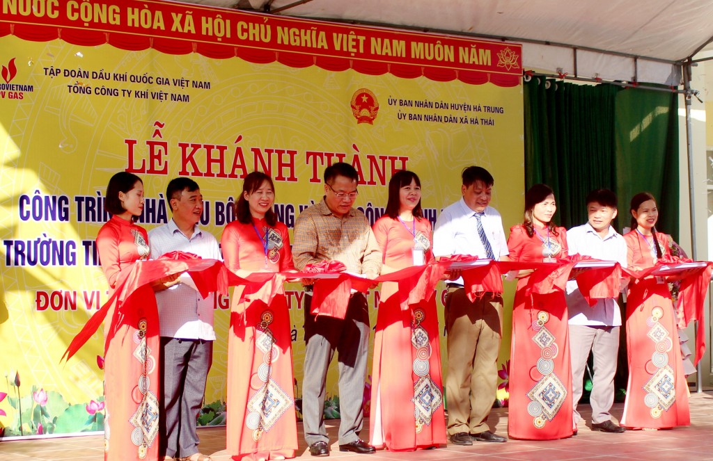 H6. Nghi thức cắt băng khánh thành công trình vì trẻ em Thanh Hóa