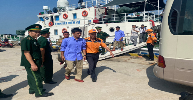 Bàn giao 14 ngư dân Bình Định gặp nạn trên biển