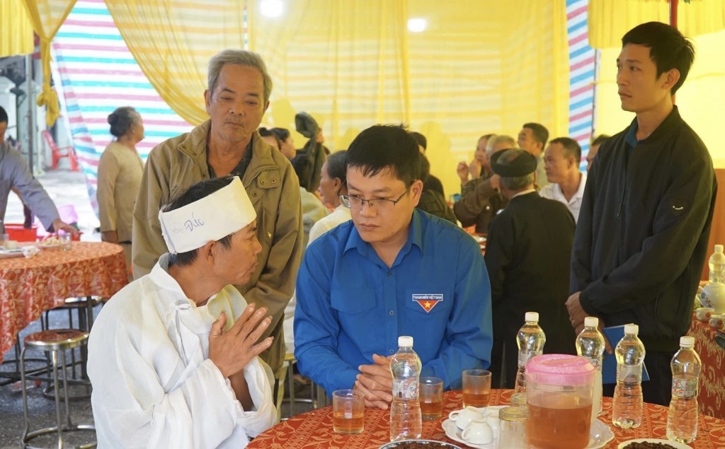 Bí thư Tỉnh đoàn TT - Huế Nguyễn Thanh Hoài thăm hỏi, chia buồn sâu sắc với thân nhân của gia đình có nạn nhân tử vong do ảnh hưởng mưa lũ vừa qua (ảnh tuổi trẻ TT-Huế)
