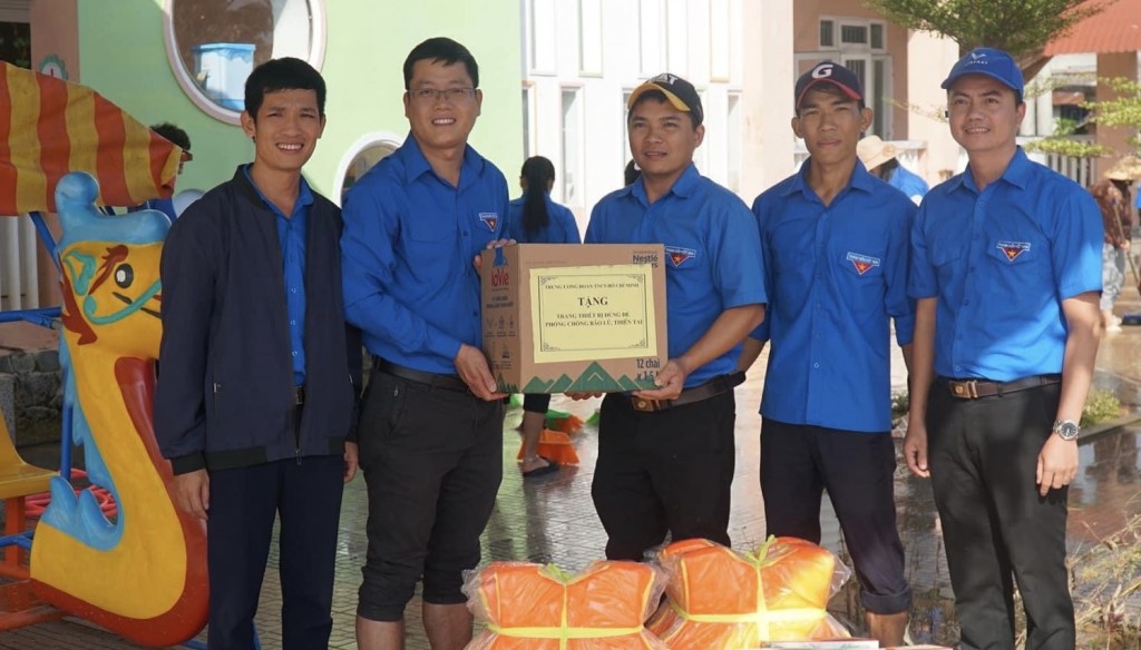 Bí thư Tỉnh đoàn TT - Huế Nguyễn Thanh Hoài trao tặng các dụng hỗ trợ công tác phòng chống thiên tai cho Đội Thanh niên xung kích phòng chống thiên tai huyện Phú Vang (ảnh Tuổi trẻ TT-Huế)
