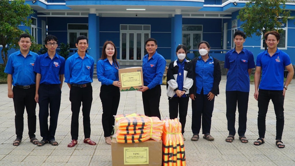 Phó Bí thư Thường trực Tỉnh đoàn TT - Huế, Hoàng Thị Thùy Linh trao tặng dụng cụ hỗ trợ công tác phòng chống thiên tai cho 2 Đội Thanh niên xung kích phòng chống thiên tai (ảnh tuổi trẻ TT -Huế)