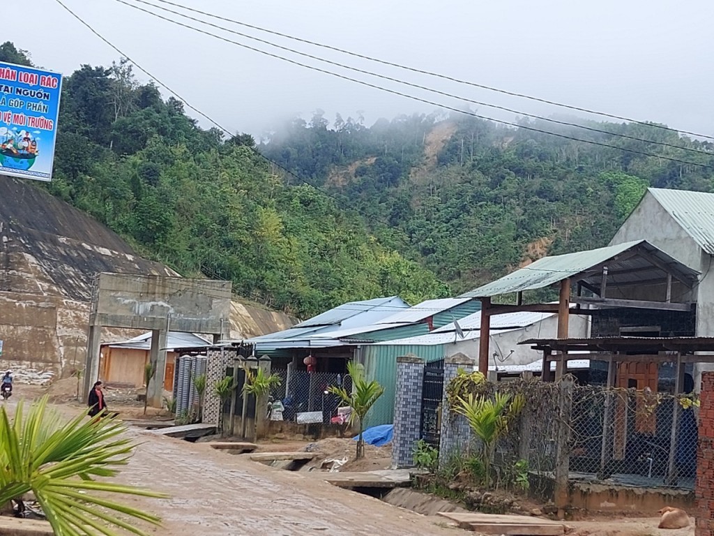 Một làng bản mới tại khu tái định cư vùng cao huyện Phước Sơn, tỉnh Quảng Nam (ảnh Út Vũ)