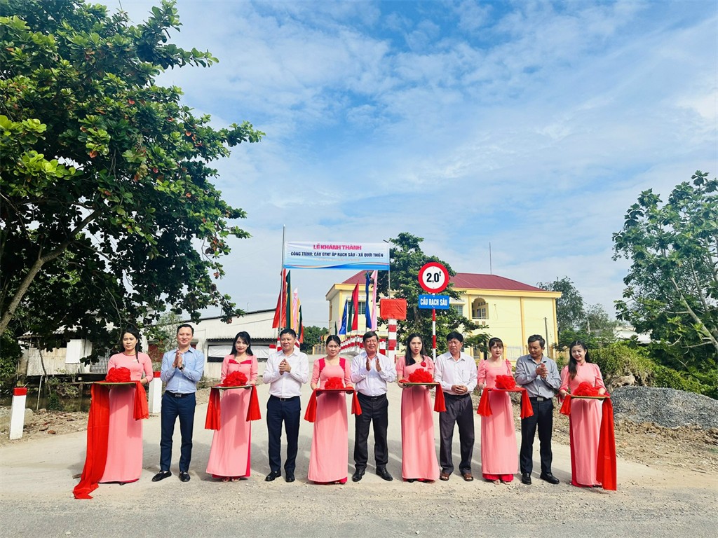 Công ty BSR và đại diện chính quyền huyện Vũng Liêm khánh thành công trình cầu Rạch Sâu