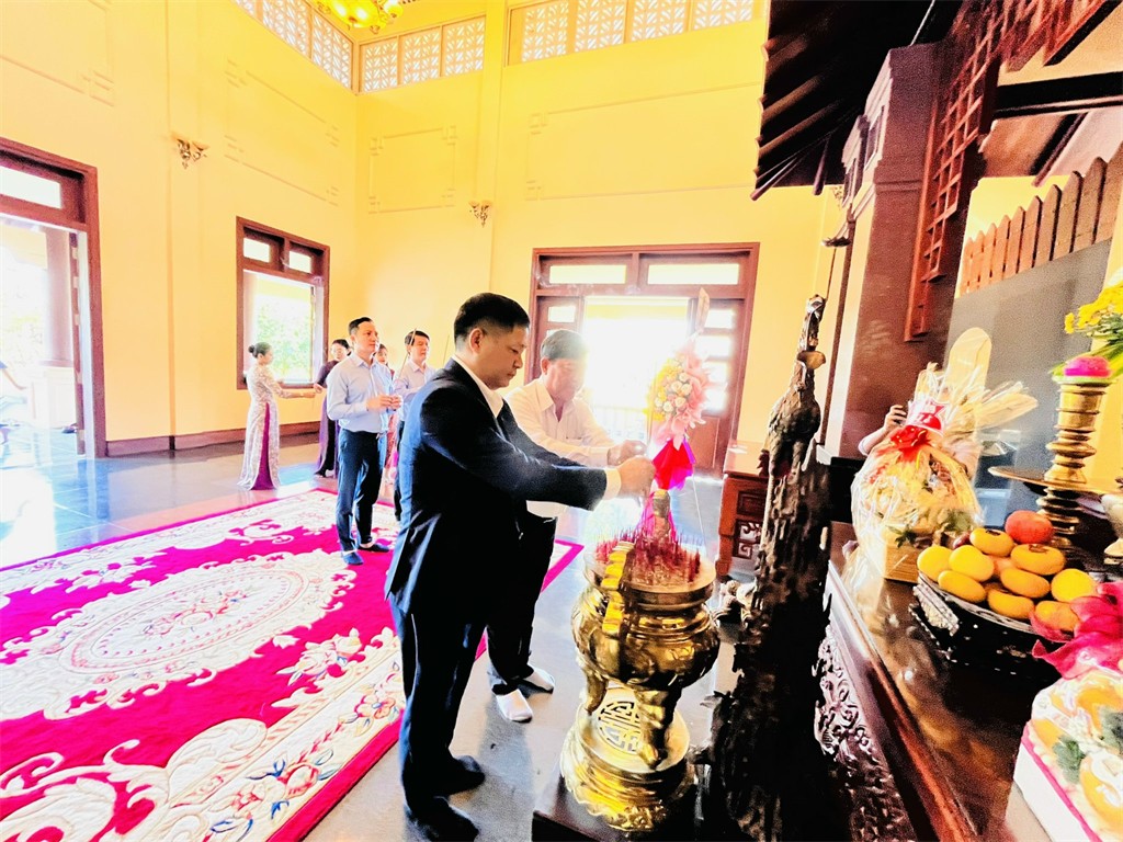 Tổng Giám đốc BSR Bùi Ngọc Dương thắp hương tưởng nhớ cố Thủ tướng Chính phủ Võ Văn Kiệt