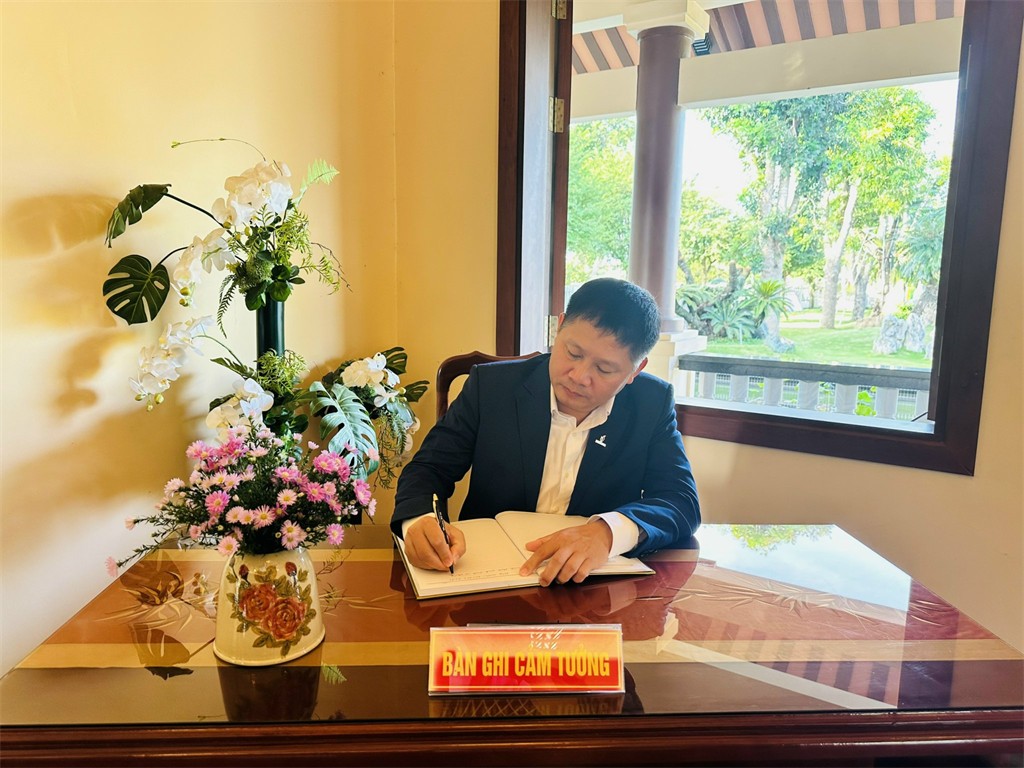 Tổng Giám đốc BSR Bùi Ngọc Dương ghi sổ lưu niệm tại Khu lưu niệm cố Thủ tướng