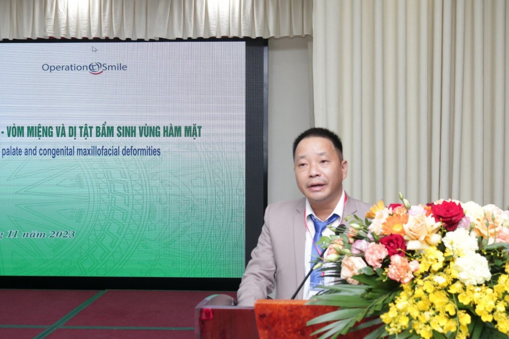 Giám đốc Bệnh viện Hữu nghị Việt Nam – Cu Ba Cao Đức Chinh phát biểu khai mạc hội thảo.