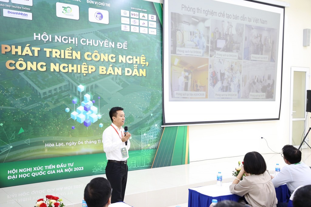 PGS. Nguyễn Trần Thuật trình bày báo cáo tại Hội nghị chuyên đề “Phát triển công nghệ, công nghiệp bán dẫn” do ĐHQG Hà Nội tổ chức, tháng 11/2023 (Ảnh: NVCC)