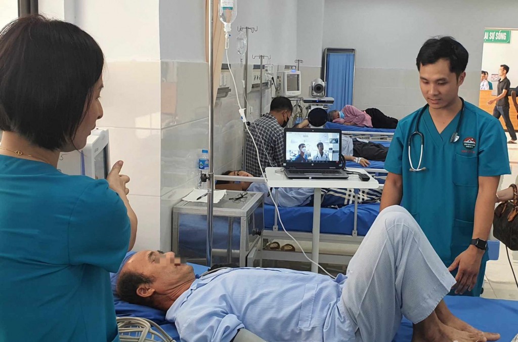 Ông N. tham gia hội chẩn cùng các bác sĩ tại Ba Vì và Xanh Pôn thông qua thiết bị khám chữa bệnh từ xa, sáng 11/11. Ảnh: Võ Thu 