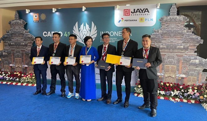 7 kỹ sư đại diện cho 23 kỹ sư ASEAN thuộc EVNHCMC nhận chứng chỉ tại Hội nghị CAFEO-41 Indonesia năm 2023