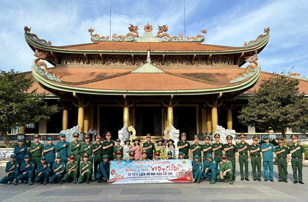 Đại biểu chụp hình lưu niệm