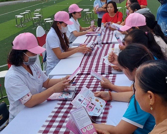 Hội viên phụ nữ huyện Quốc Oai được truyền thông tư vấn phòng chống ung thư vú, cổ tử cung.