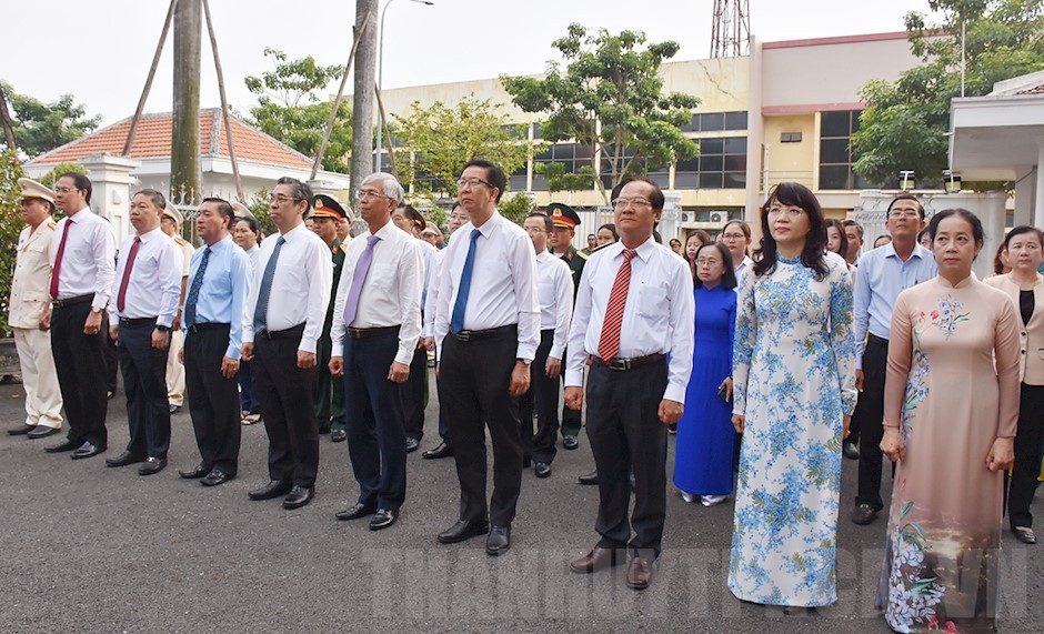 Đoàn đại biểu dâng hương, dâng hoa tại Di tích Lịch sử - văn hóa quốc gia địa điểm Dinh quận Hóc Môn. Ảnh: hcmcpv.org.vn.