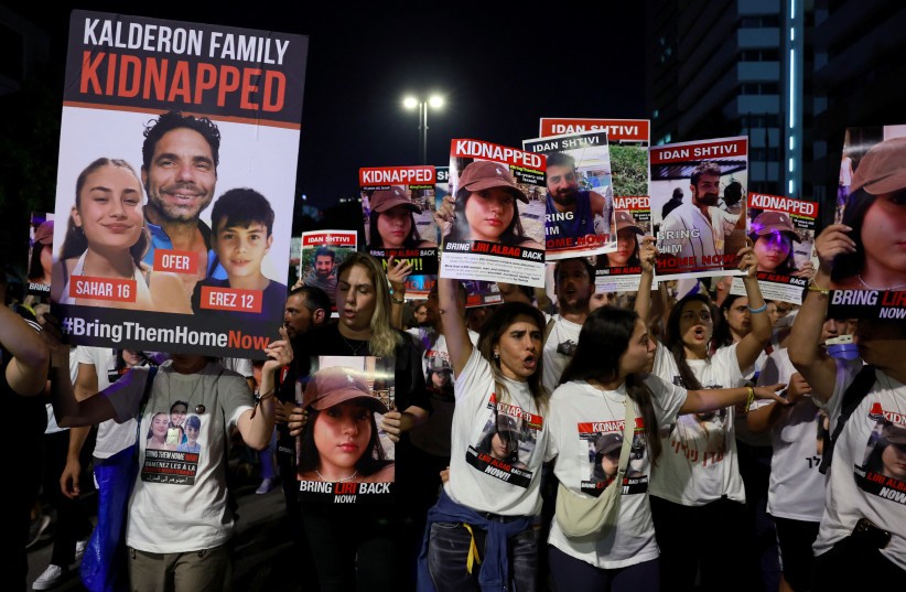 Gia đình các con tin bị Hamas bắt giữ tập trung ở Tel Aviv ngày 11/11 (Ảnh: Reuters)
