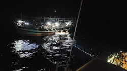 Cứu 39 ngư dân Quảng Ngãi gặp nạn trên biển