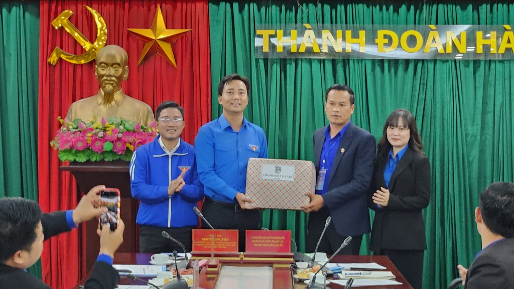 Tình cảm hai nước Việt - Lào sẽ được trao truyền mãi về sau