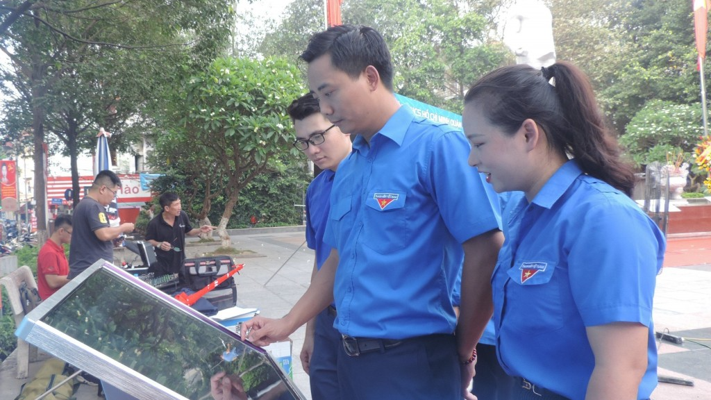 Đồng chí Nguyễn Đức Tiến, Phó Bí thư Thường trực Thành đoàn Hà Nội và đoàn viên, thanh niên trải nghiệm công trình số hóa di tích do tuổi trẻ quận Hoàng Mai thực hiện 