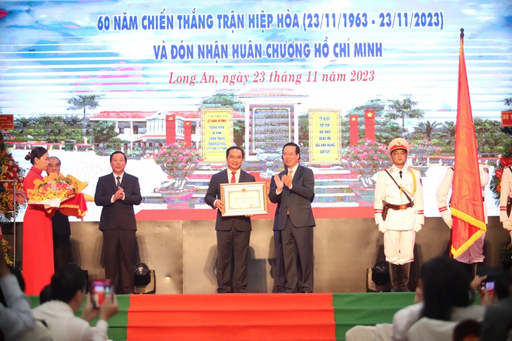 Chủ tịch nước Võ Văn Thưởng trao Huân chương Hồ Chí Minh cho tỉnh Long An.