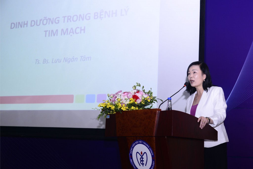 Tiến sĩ – bác sĩ Lưu Ngân Tâm, Trưởng khoa Dinh dưỡng Bệnh viện Chợ Rẫy (TPHCM) - chia sẻ tại khóa tập huấn Chăm sóc dinh dưỡng bệnh lý do Vinamilk cùng Câu lạc bộ Điều dưỡng trưởng Việt Nam tổ chức.