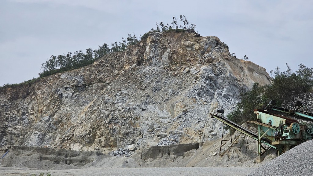 Vì sao mỏ đá granit Tam Nghĩa mở rộng chưa được cấp phép?
